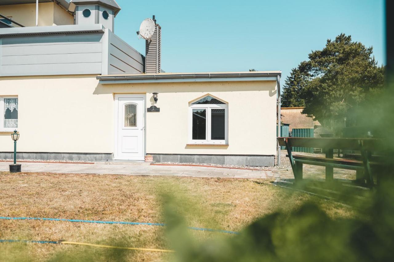 Black Tiger Seaside - Ferienwohnungen Direkt Am See Garden Exterior photo