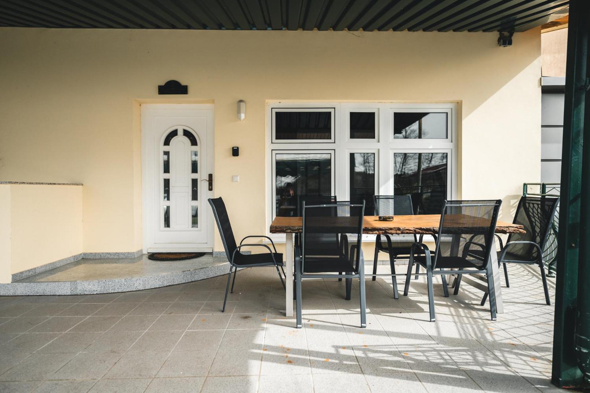 Black Tiger Seaside - Ferienwohnungen Direkt Am See Garden Exterior photo