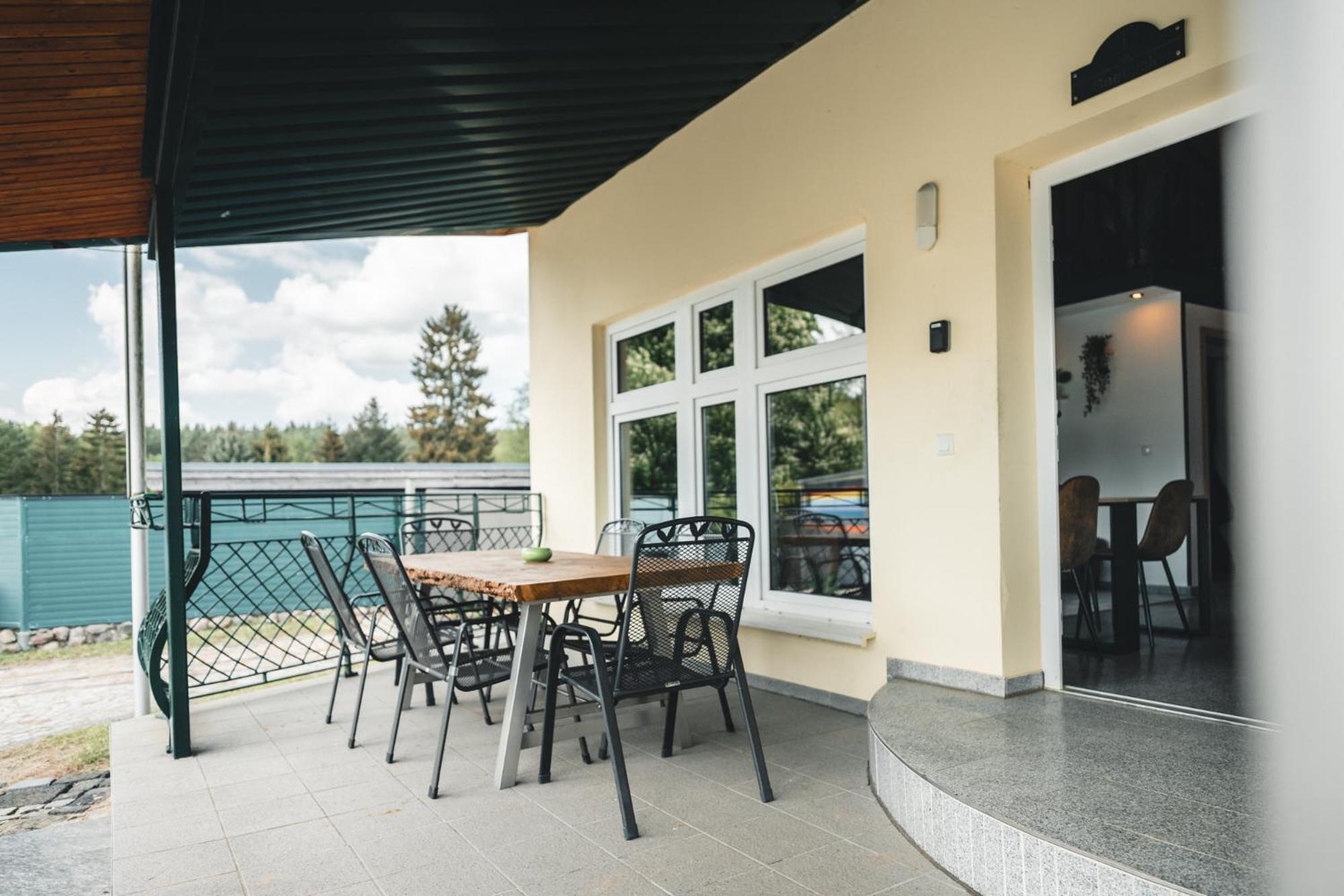 Black Tiger Seaside - Ferienwohnungen Direkt Am See Garden Exterior photo